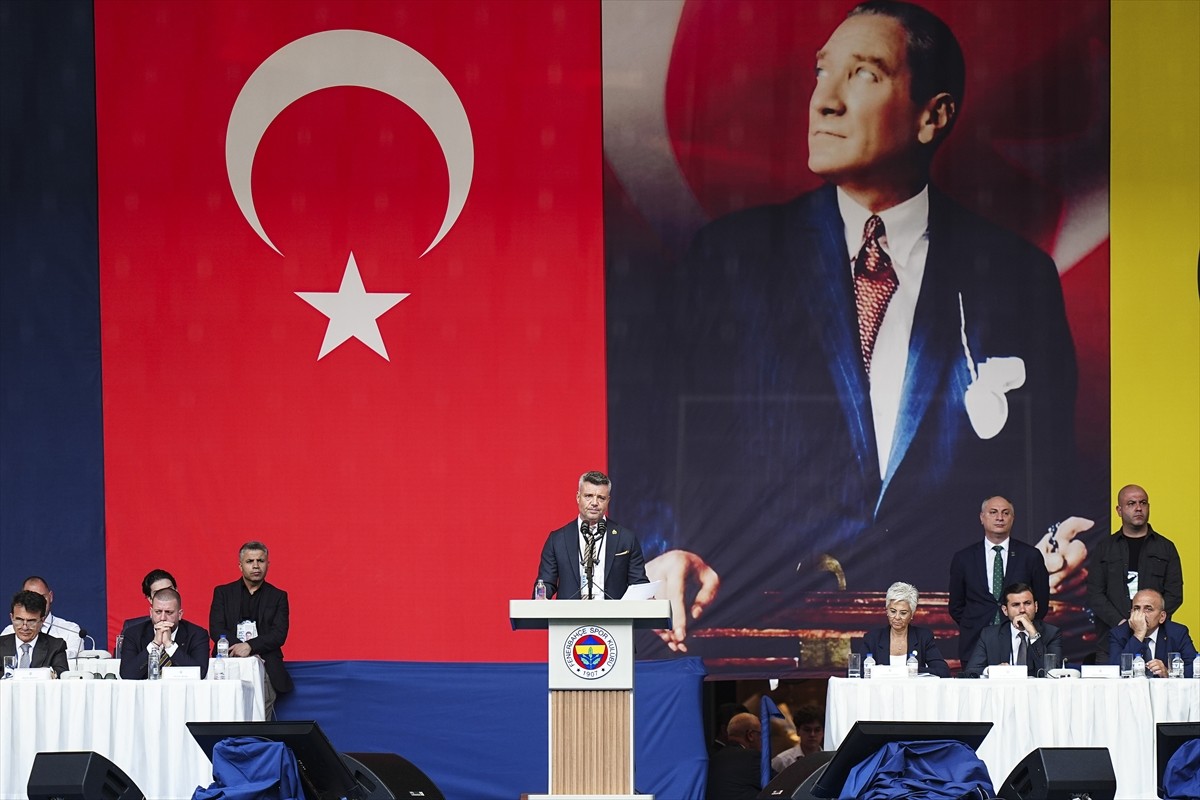 Fenerbahçe Kulübü Başkan Adayı Sadettin Saran, Chobani Stadı'nda yapılan genel kurulda konuşma...