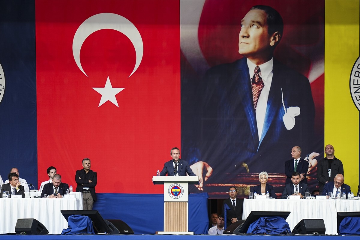 Fenerbahçe Kulübü Başkanı Ali Koç, Chobani Stadı'nda yapılan genel kurulda konuşma yaptı.