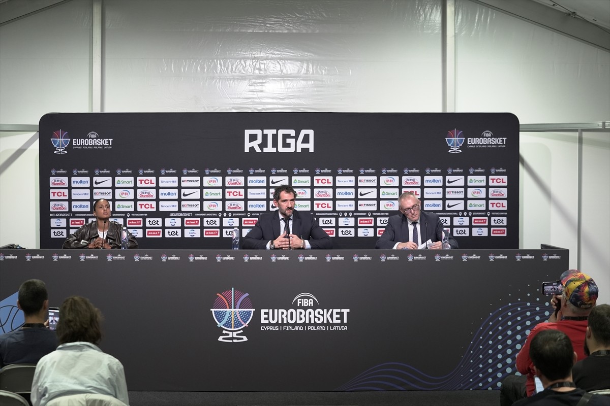 FIBA Avrupa Başkanı Jorge Garbajosa (solda) ve FIBA Avrupa İcra Direktörü Kamil Novak (sağda)...