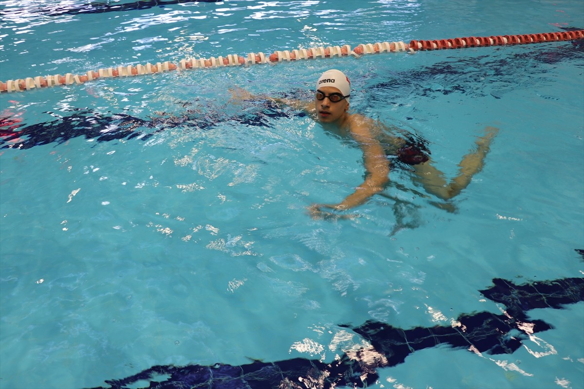 Gaziantep'te 8 yaşında terapi amacıyla başladığı yüzmede birçok madalya kazanan ve olimpiyat...