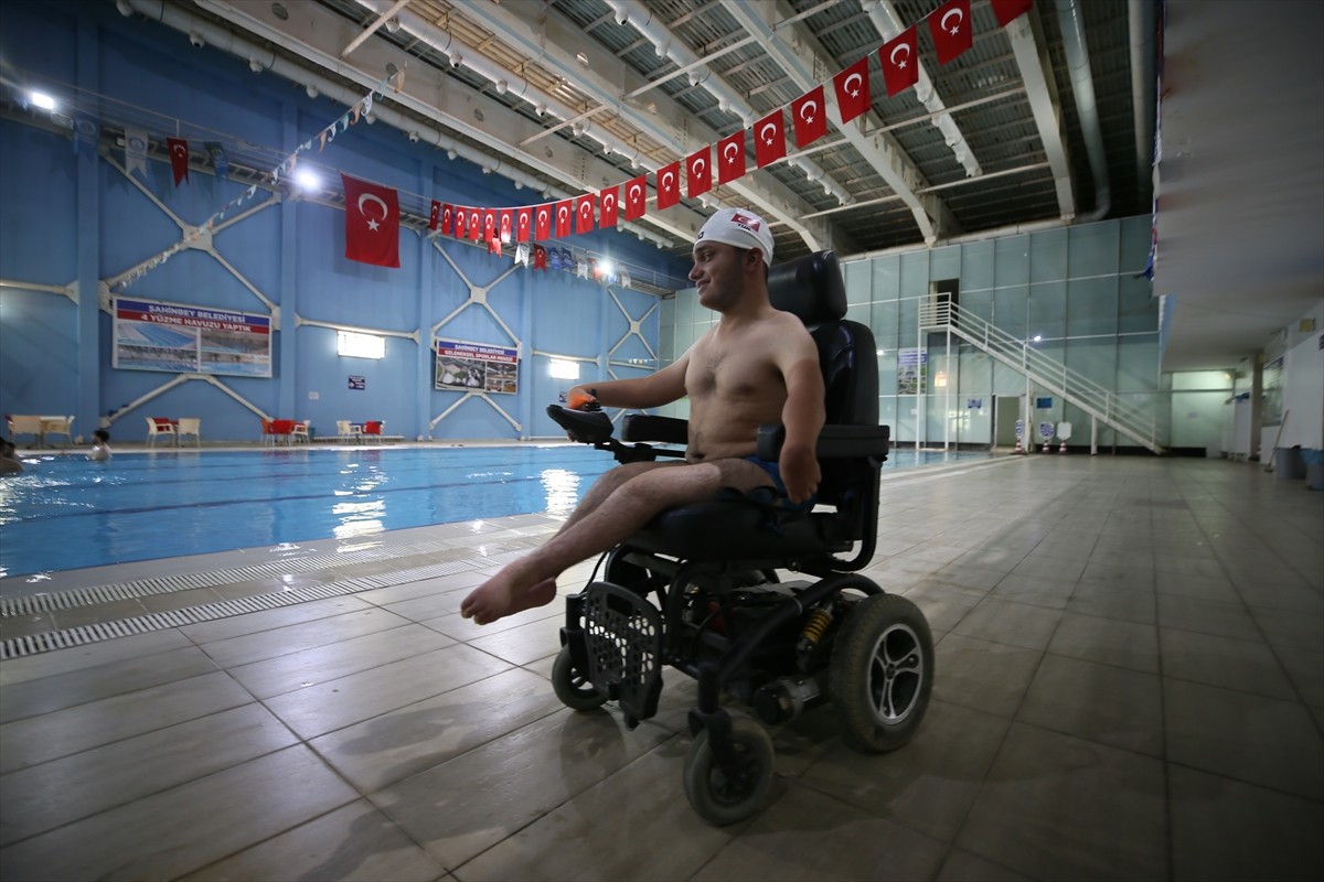Gaziantep'te bir arkadaşının tavsiyesi üzerine spor yaparak sağlıklı kalabilmek için yüzmeye...