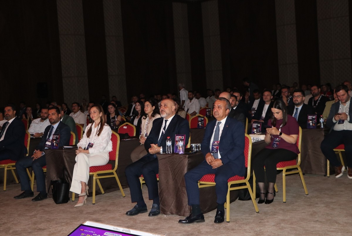 Gaziantep'te, Güneydoğu Anadolu İhracatçı Birlikleri (GAİB) ev sahipliğinde "E-İhracat Zirvesi"...