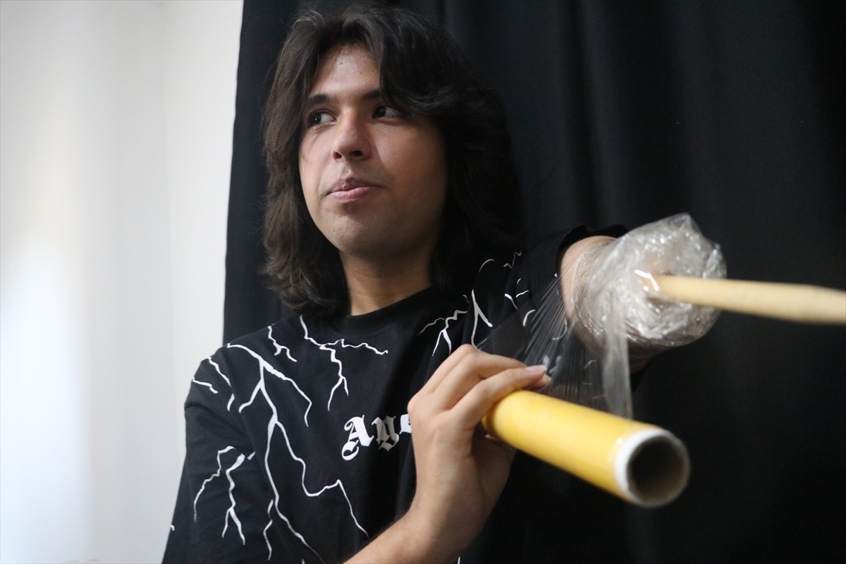 Hatay'da 6 Şubat 2023'teki depremlerde sol kolunun büyük bölümünü kaybeden 18 yaşındaki Tuncay...