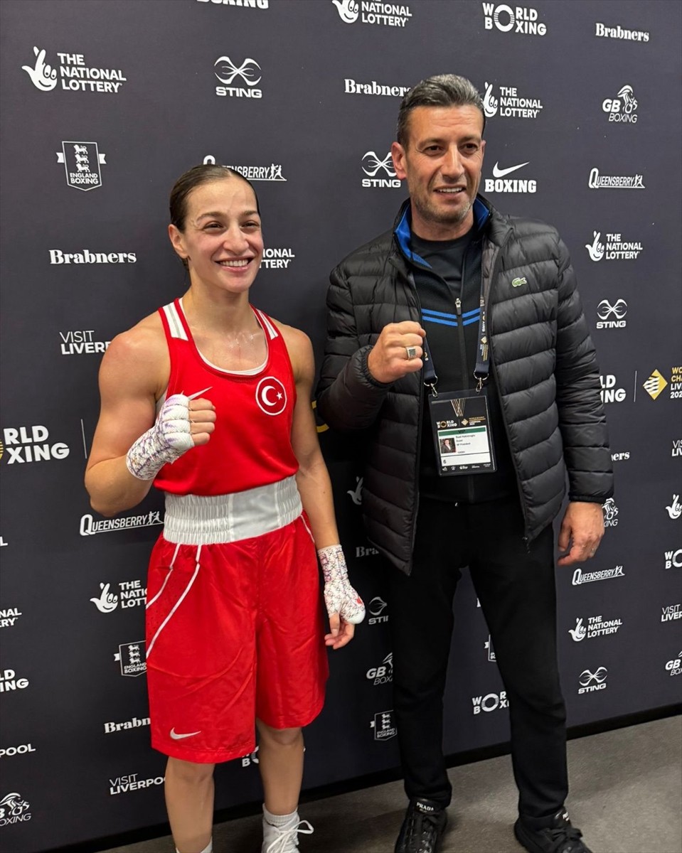 İngiltere'de devam eden Dünya Boks Şampiyonası'nda kadınlar 51 kiloda Buse Naz Çakıroğlu (sağda)...