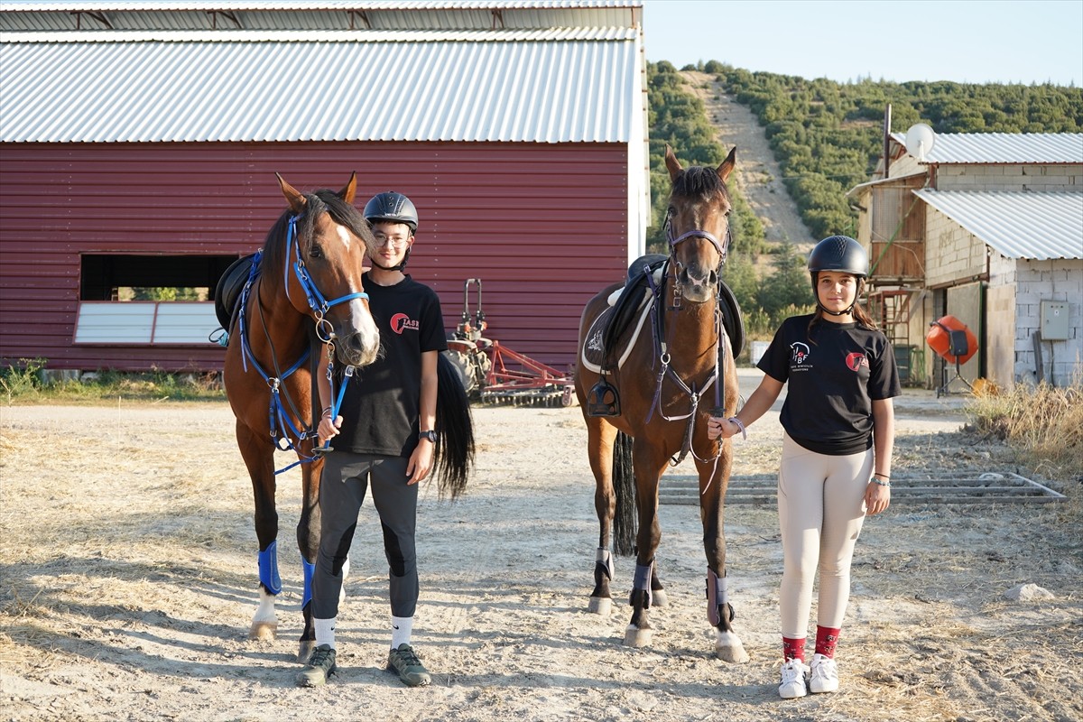Isparta Atlı Spor Kulübü sporcuları Hüseyin Ege Özbek (solda)  Zeynep Barın (sağda) ve Bade Ersun...