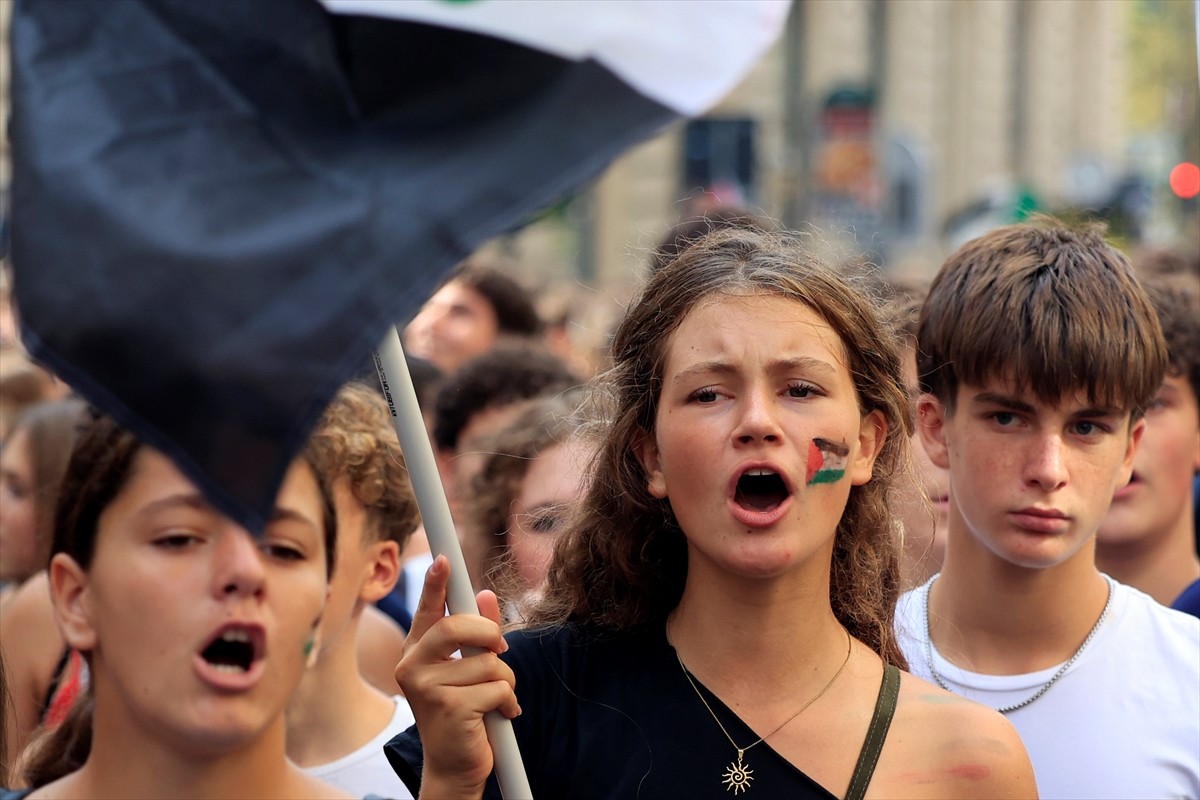  İtalya genelinde, İsrail'in Gazze'de sürdürdüğü soykırımı protesto etmek için ulaşımdan eğitime...