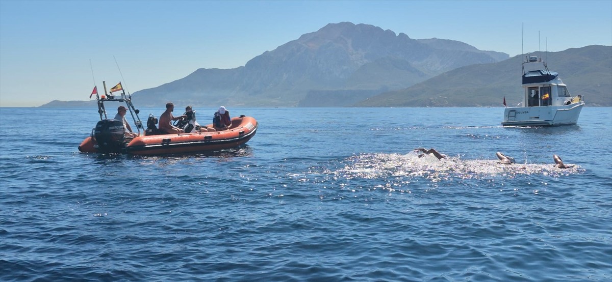 İzmir'de küçük yaşlarda yüzmeye başlayan 22 yaşındaki Tuna Tunca, 5 saat 32 dakika kulaç atarak...