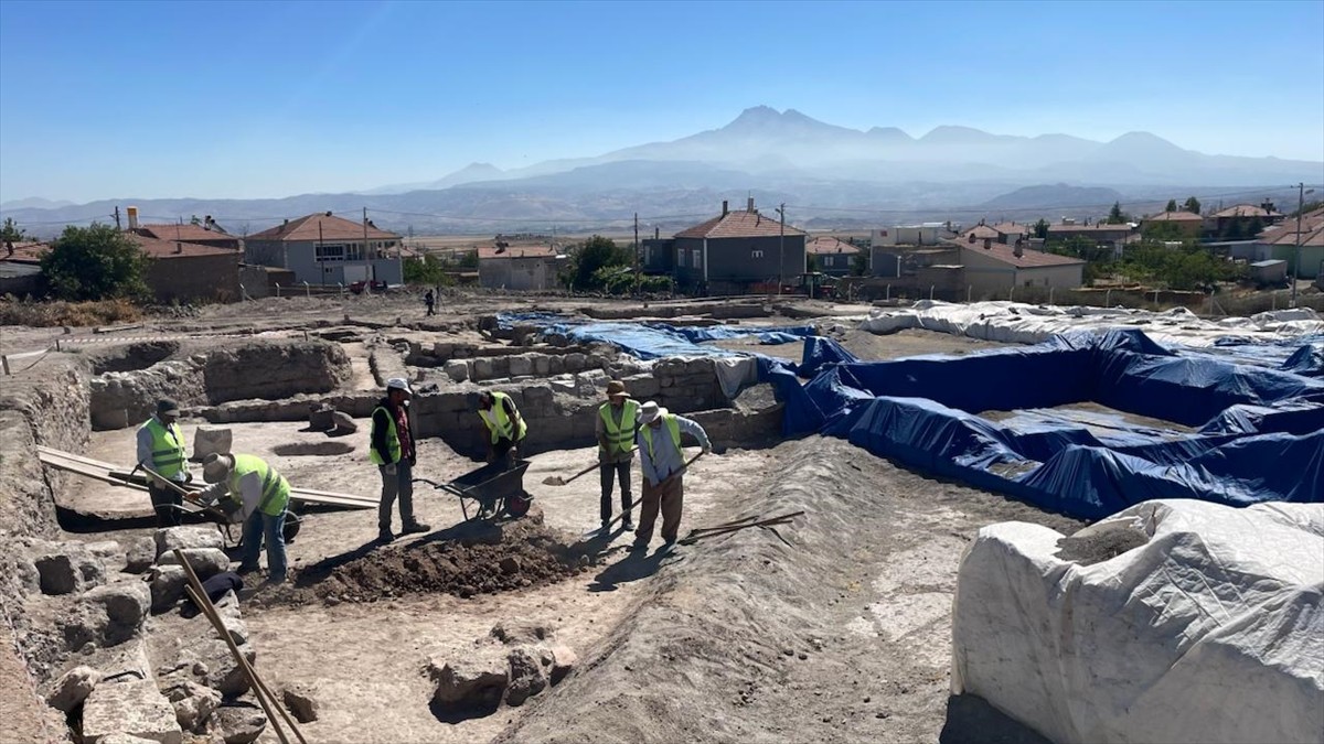 Kayseri'nin İncesu ilçesinde bulunan Geç Roma-Erken Bizans dönemine ait mozaikli yapıda, çocuk ve...