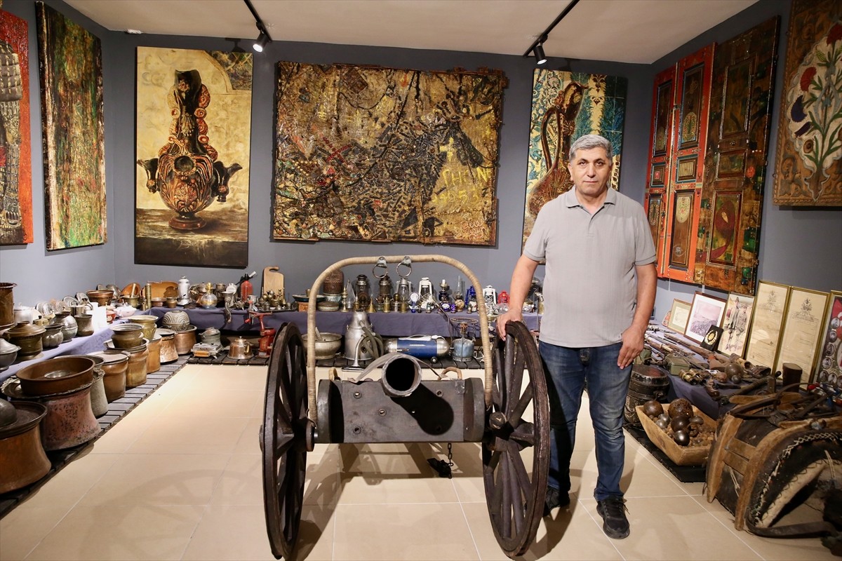  Kocaeli'de 42 yıldır yurt içinde gezdiği şehirlerden satın aldığı eski eşyaları biriktiren ve 330...