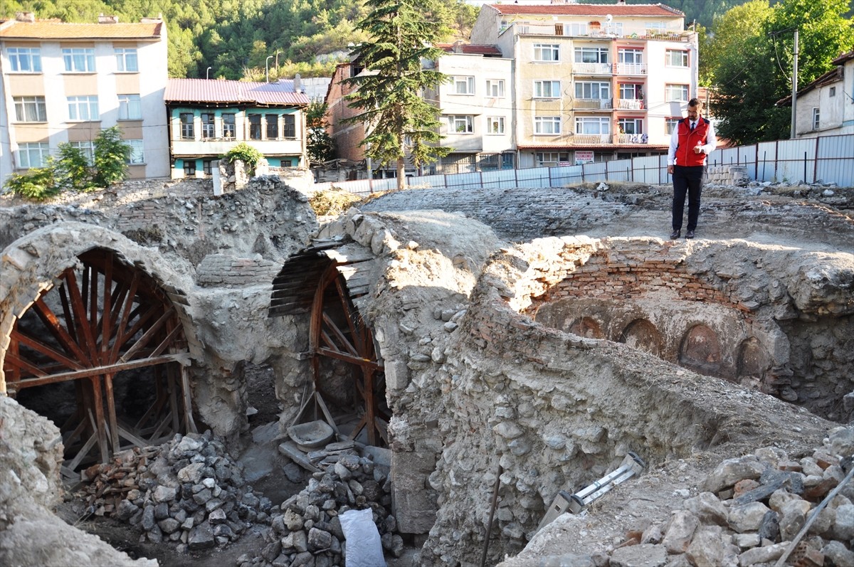 Kütahya'da yürütülen kazı çalışmalarında hamam ve mescit kalıntısının bulunduğu bölgede arkeopark...