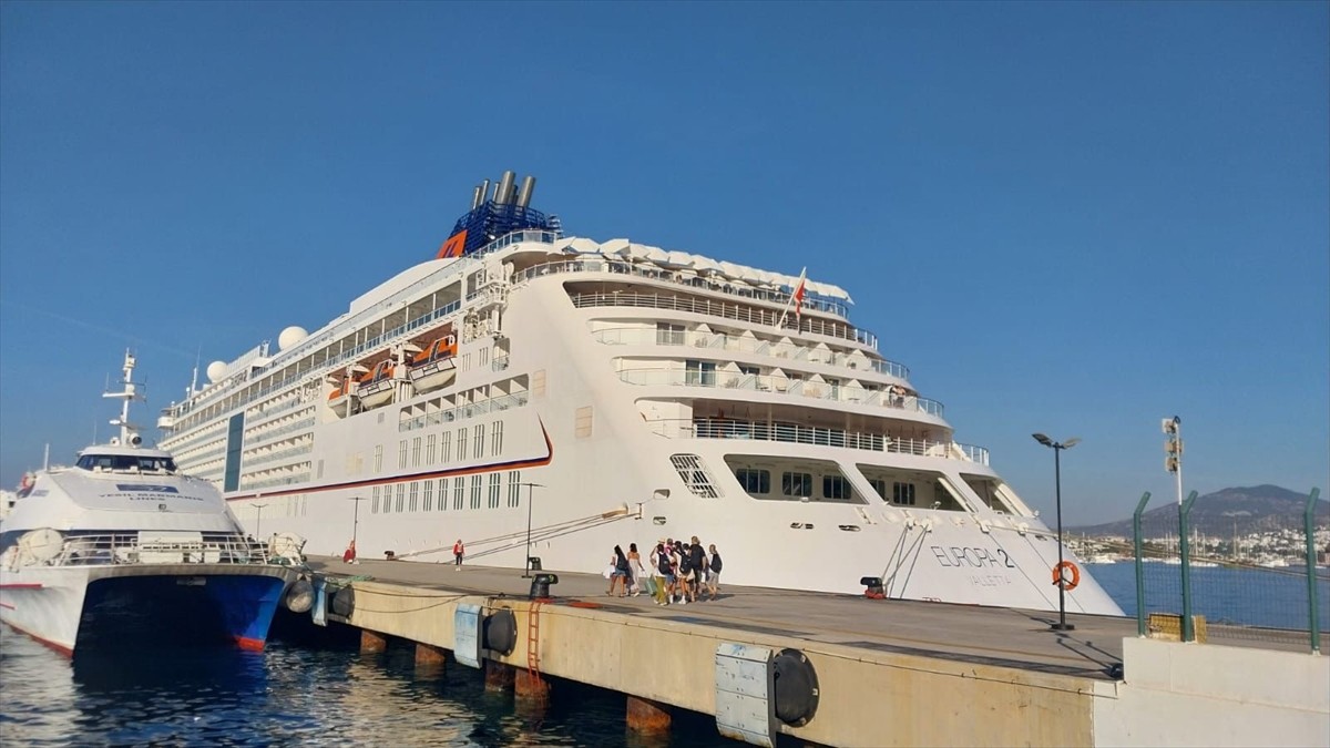 Muğla'nın Bodrum ilçesine "Europa 2" kruvaziyeriyle 481 yolcu geldi.