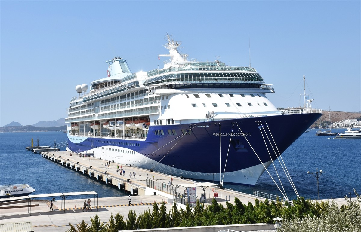 Muğla'nın Bodrum ilçesine "Marella Discovery 2" isimli kruvaziyer 1809 yolcu getirdi. Bahamalar...