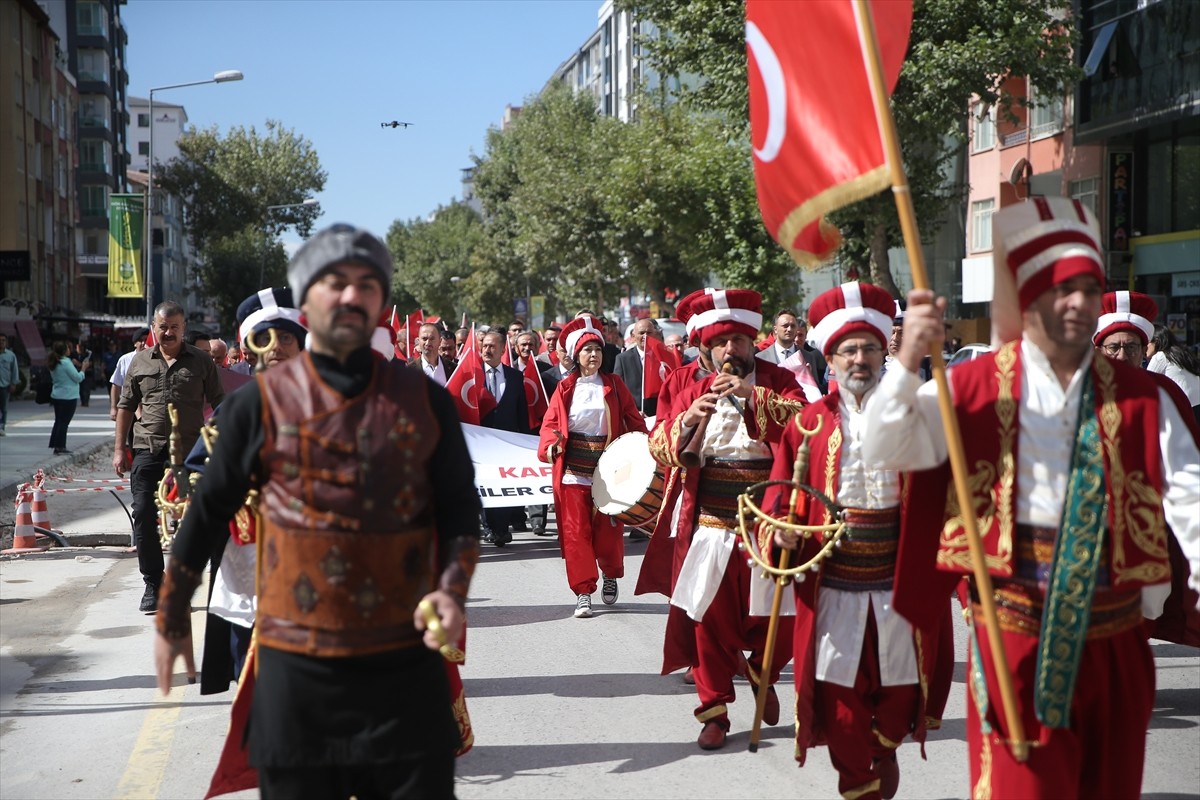 Niğde Belediyesi Mehter Takımı'nda yer alan tek kadın davulcu Ayşe Ezer, çaldığı davulla ilgiyi...