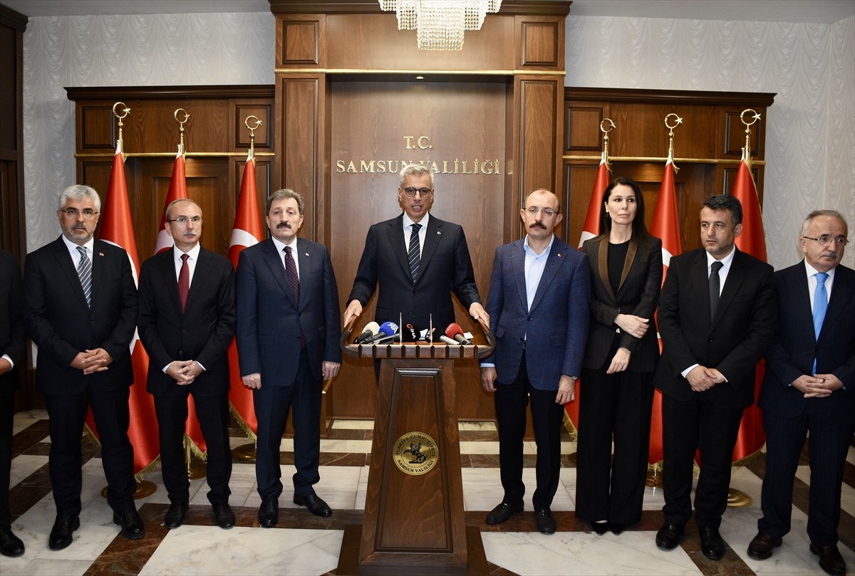 Sağlık Bakanı Kemal Memişoğlu (ortada), Samsun Valisi Orhan Tavlı'yı (solda) makamında ziyaret...