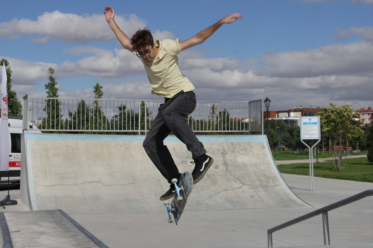 Sakarya'nın Karasu ilçesinde serinlemek için girdiği denizde boğulan 16 yaşındaki Efe Erdem...