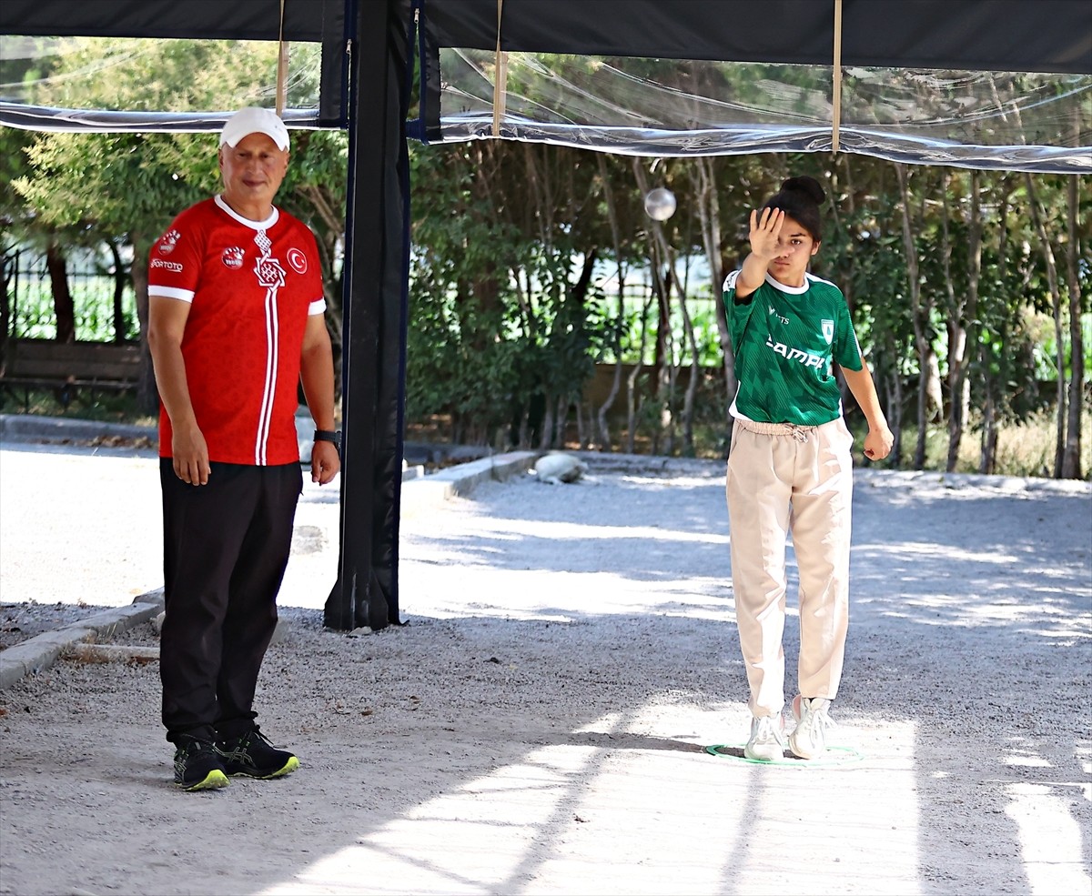 Samsun'un Alaçam ilçesindeki milli bocce sporcuları, Türkiye'yi uluslararası müsabakalarda temsil...