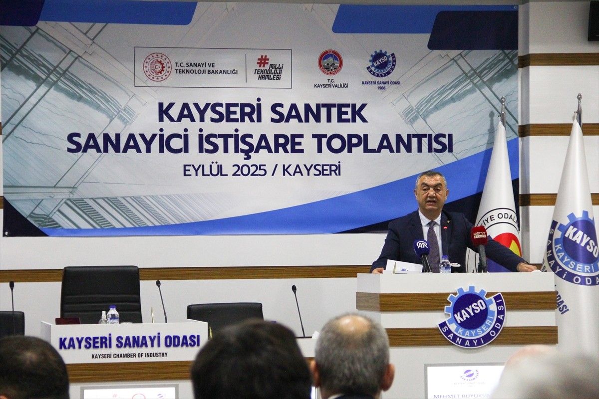 Sanayi ve Teknoloji Bakan Yardımcısı Oruç Baba İnan (sağ 3), Kayseri Sanayi Odası'nda (KAYSO)...