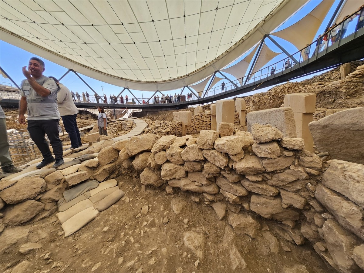 Şanlıurfa'da "Tarihin sıfır noktası" olarak nitelendirilen Göbeklitepe'de yürütülen kazılarda bir...