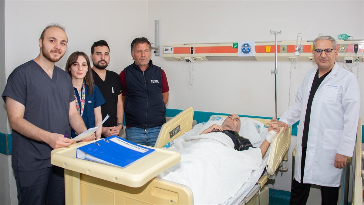 Selçuk Üniversitesi Tıp Fakültesi Hastanesi'nde iki şah damarı tıkalı olan ve geçici felç atakları...