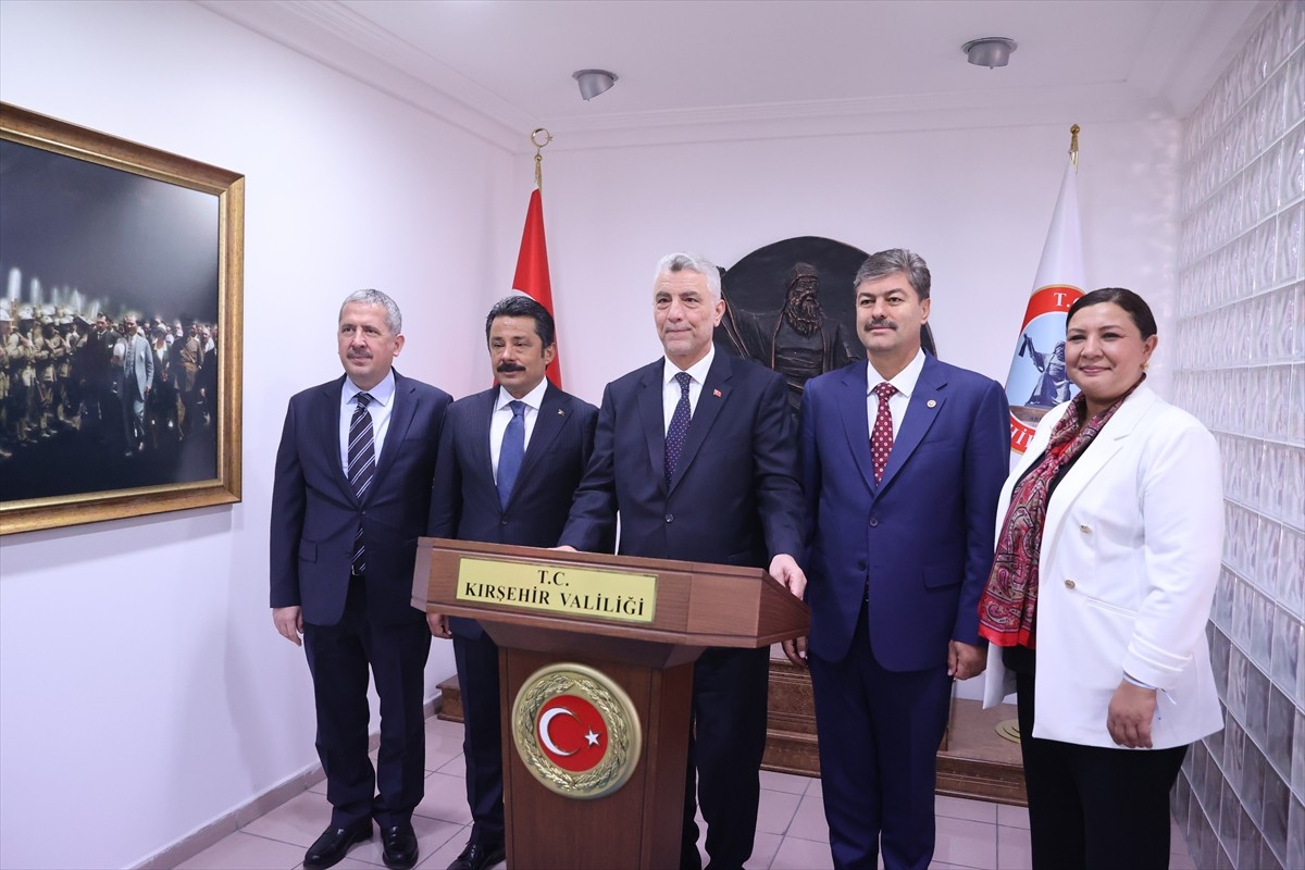 Ticaret Bakanı Ömer Bolat (sağ 3), çeşitli temasları kapsamında geldiği Kırşehir'de Vali Murat...