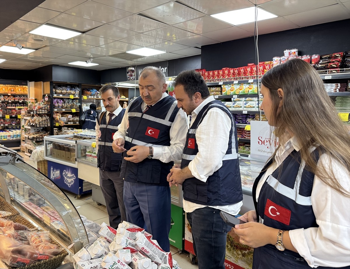 Ticaret Bakanlığı ekipleri, İstanbul Ticaret İl Müdürü İsmail Menteşe'nin (sol 2) ile birlikte...