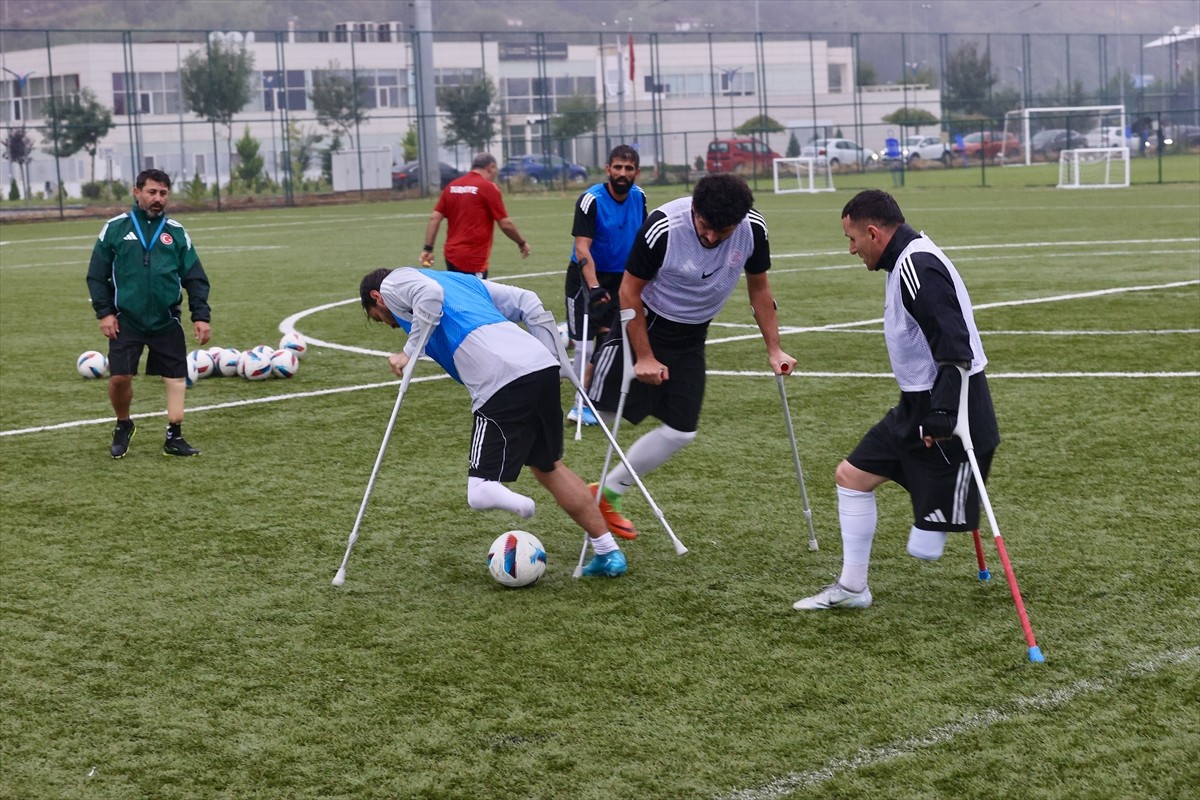 Trabzon'da düzenlenecek Uluslar A Ligi öncesi kampa giren Ampute Milli Futbol Takımı, burada...