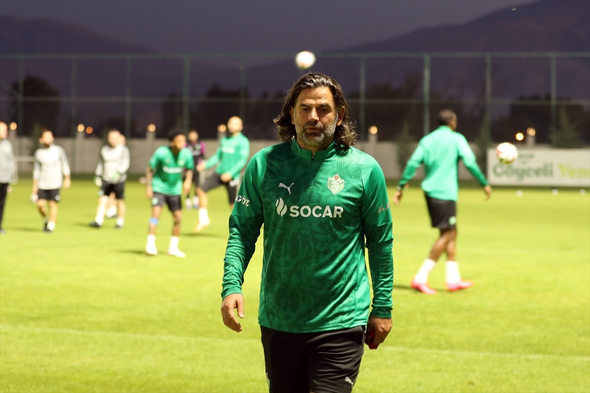 Trendyol 1. Lig ekiplerinden Iğdır FK, milli ara öncesi 2 maçı kazanıp 4 maçlık galibiyet serisini...