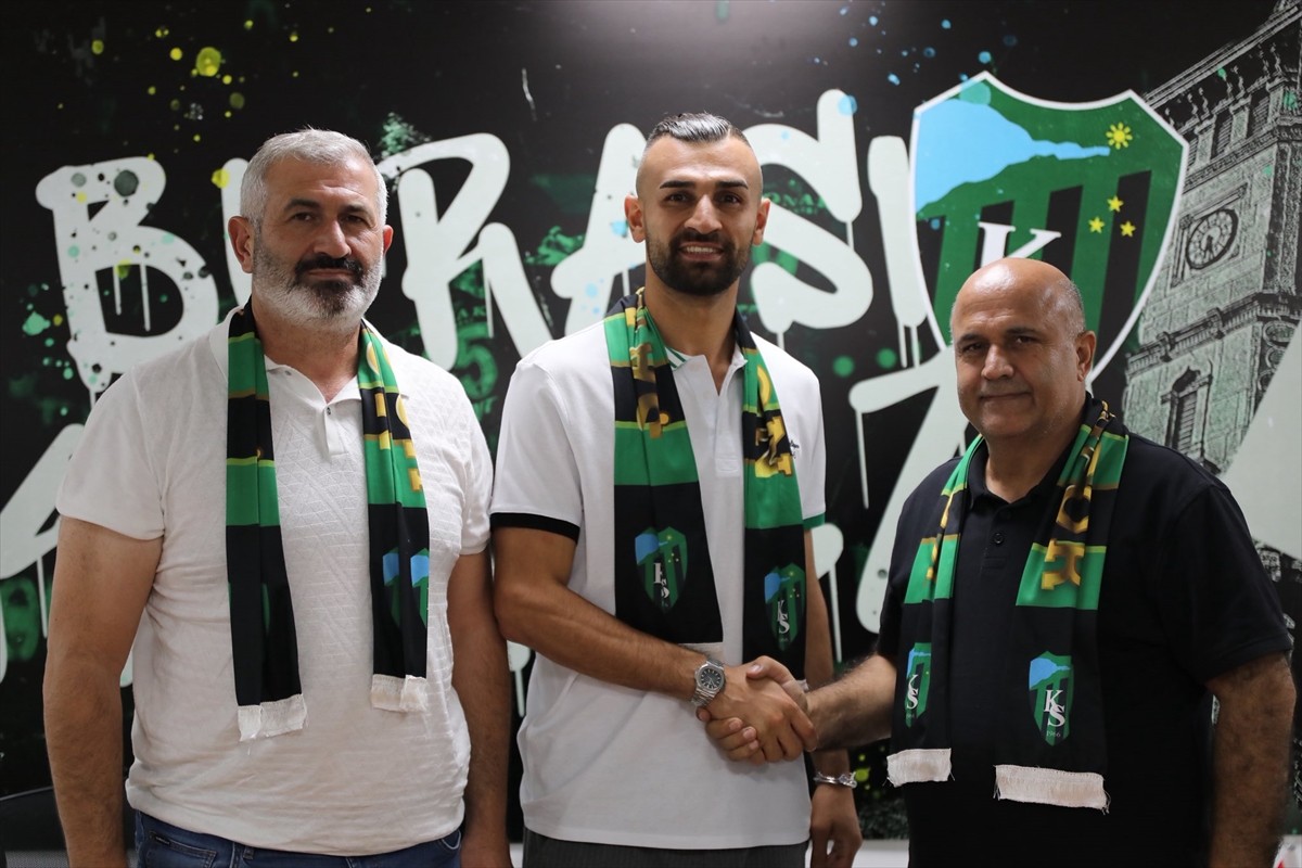 Trendyol Süper Lig ekiplerinden Kocaelispor, 33 yaşındaki forvet oyuncusu Serdar Dursun ile...