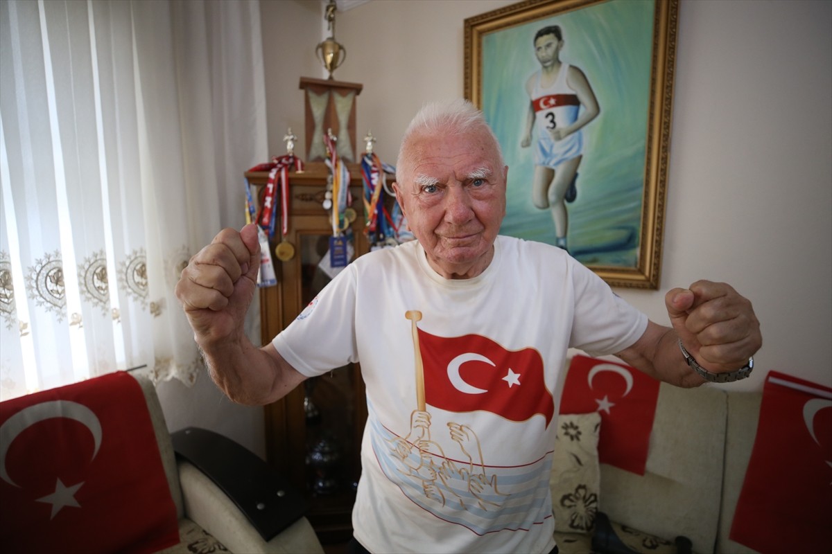 Türk atletizminin efsane isimlerinden 83 yaşındaki İsmail Akçay, günde 5 kilometre yürüyüş yaparak...