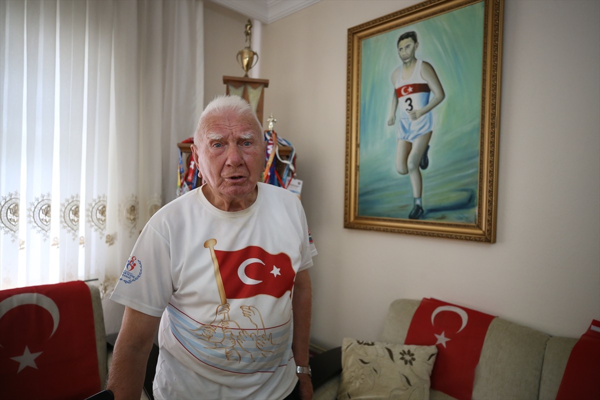 Türk atletizminin efsane isimlerinden 83 yaşındaki İsmail Akçay, günde 5 kilometre yürüyüş yaparak...