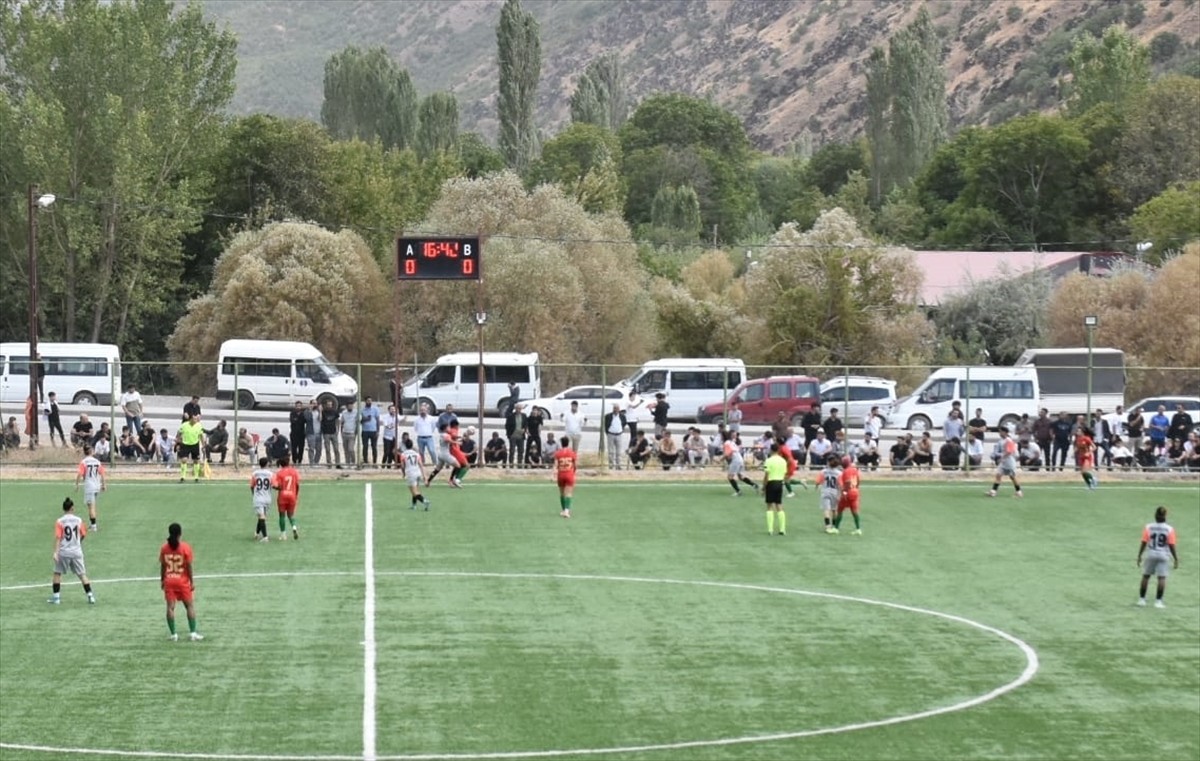 Turkcell Kadın Futbol Süper Ligi'nin ilk haftasında Yüksekovaspor ile Amed Sportif Faaliyetler...