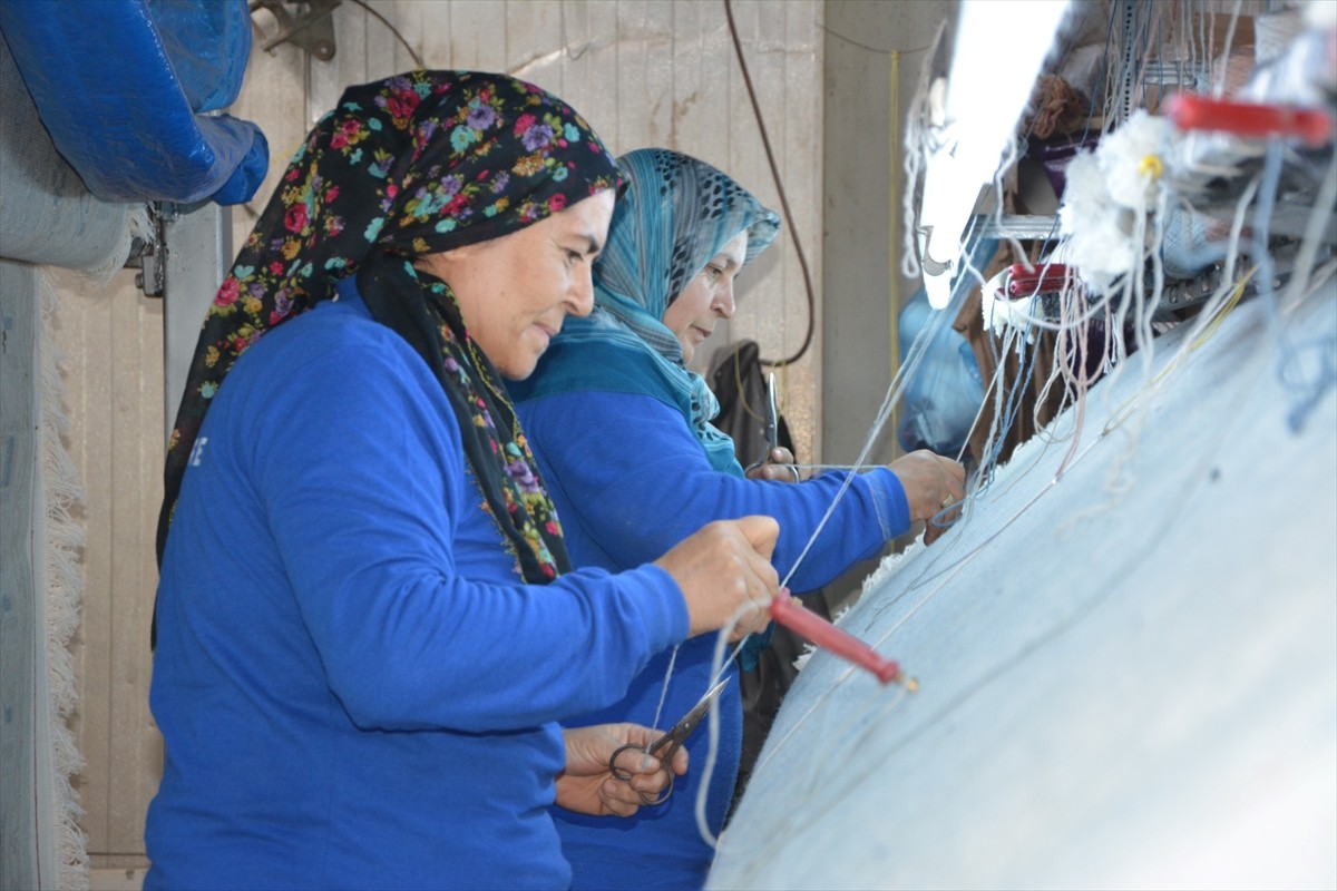 Türkiye'de cami ve el dokuma halıcılığının önemli merkezlerinden Manisa'nın Demirci ilçesinde...