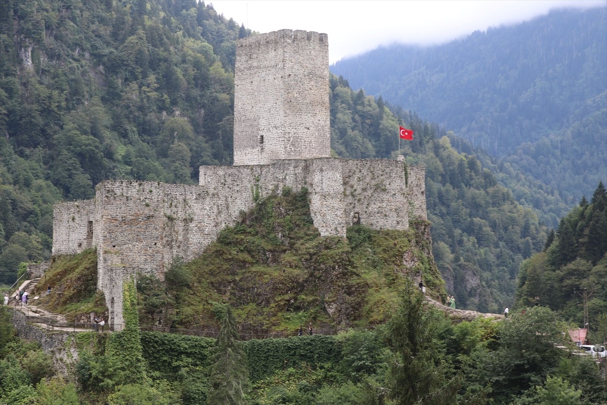 Türkiye'nin en görkemli kaleleri listesinde yer alan tarihi Zil Kale, bu yılın ocak-ağustos...