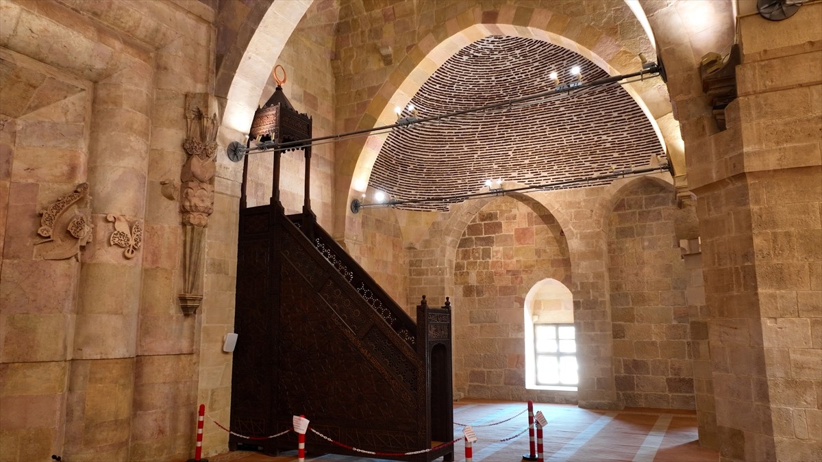 Türkiye'nin eşsiz kültürel miraslarından Sivas Divriği Ulu Camii ve Darüşşifası'nın belgesel filmi...