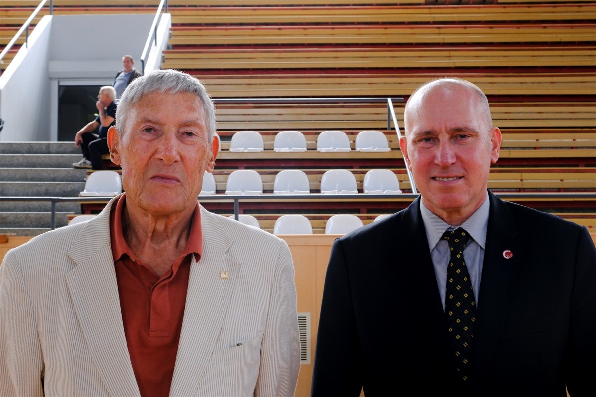 Türkiye Basketbol Federasyonu (TBF) Başkan Vekili Harun Erdenay (sağda) ve Eski milli basketbolcu...