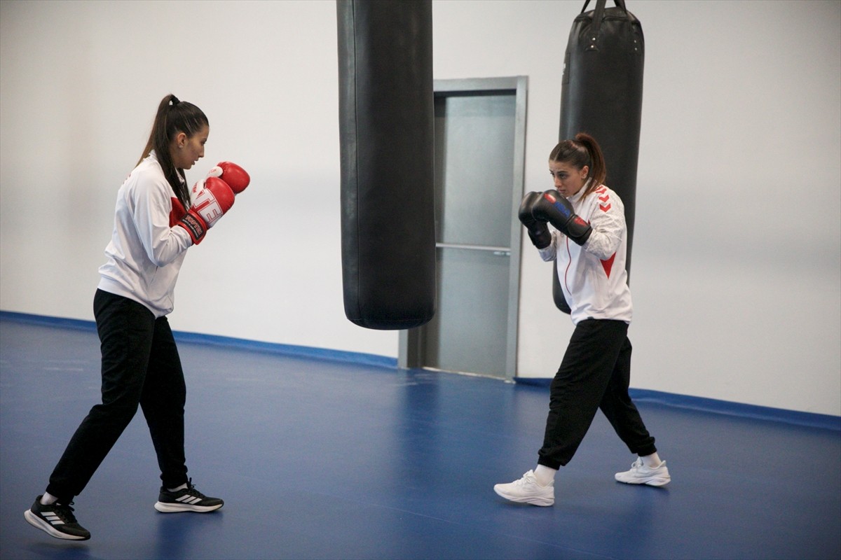 Türkiye şampiyonu genç milli boksörler Emine Kılınç (solda) ve Betül İrem Özat (sağda), gözlerini...