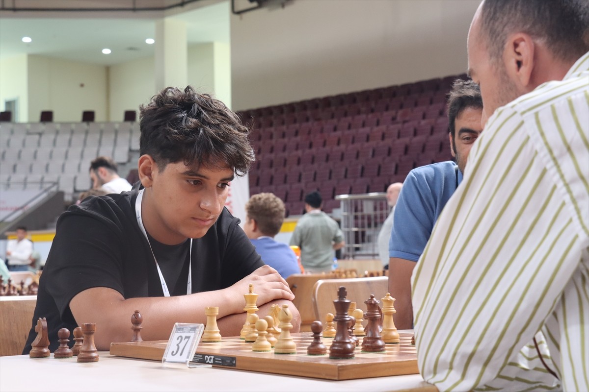 Türkiye Satranç Federasyonu (TSF) Başkan Vekili Bülent Mert Dikeç, satrançta lisanlı sporcu...