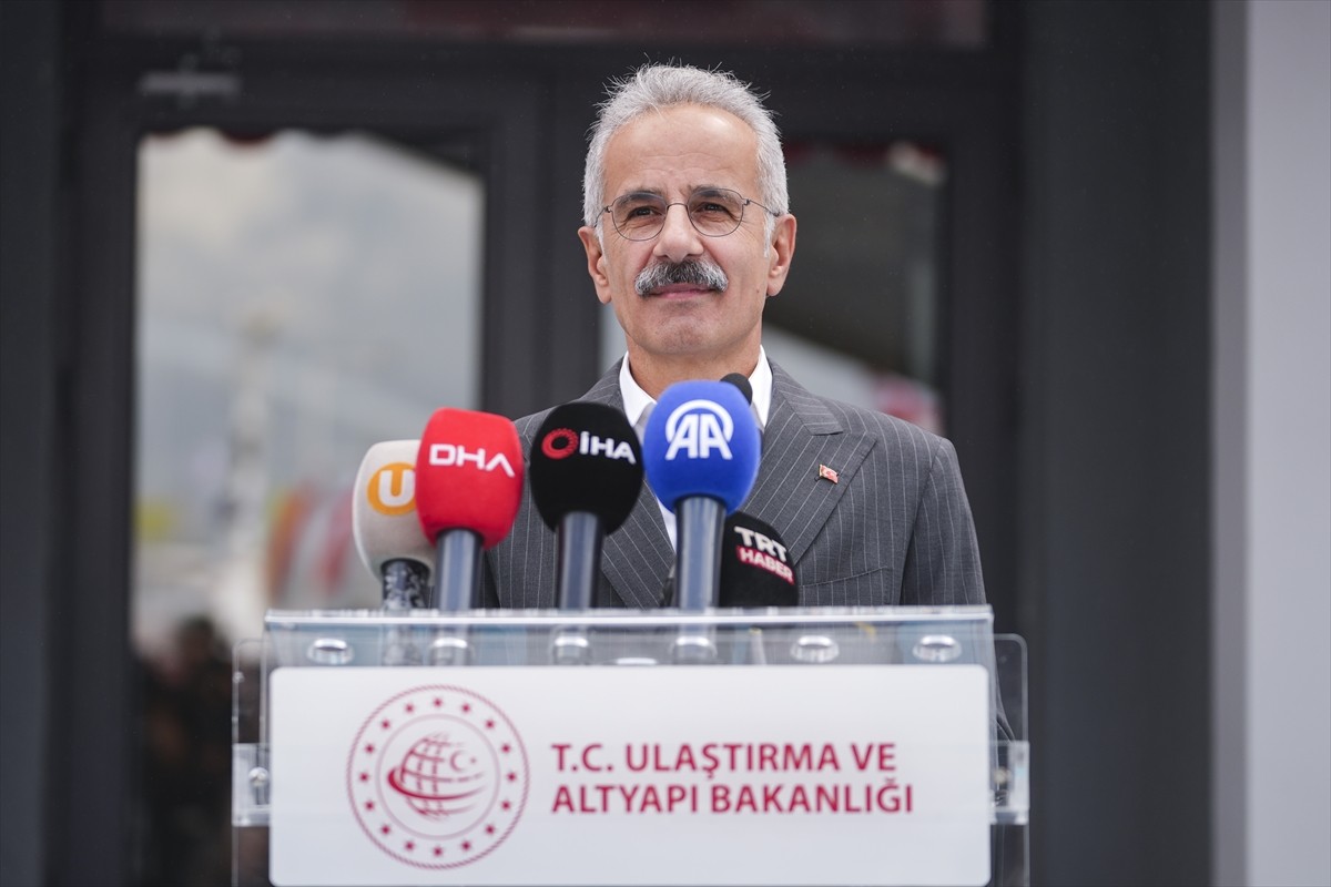 Ulaştırma ve Altyapı Bakanı Abdulkadir Uraloğlu, Kaptan Fahrettin Aksu Kılavuzluk İstasyonu'nun...
