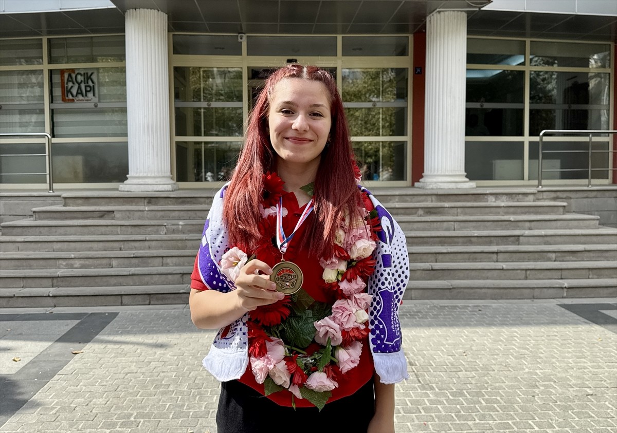 19 Yaş Altı Avrupa Boks Şampiyonası'nda ikinci kez altın madalyanın sahibi olan milli sporcu Yonca...