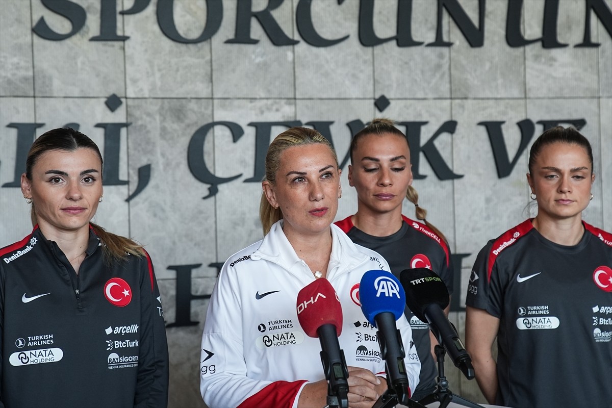 A Milli Kadın Futbol Takımı Teknik Direktörü Necla Güngör Kıragası (sol 2), TFF Hasan Doğan Milli...