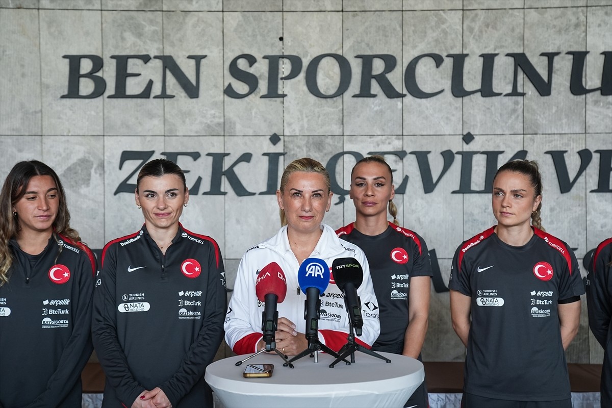 A Milli Kadın Futbol Takımı Teknik Direktörü Necla Güngör Kıragası (sol 2), TFF Hasan Doğan Milli...