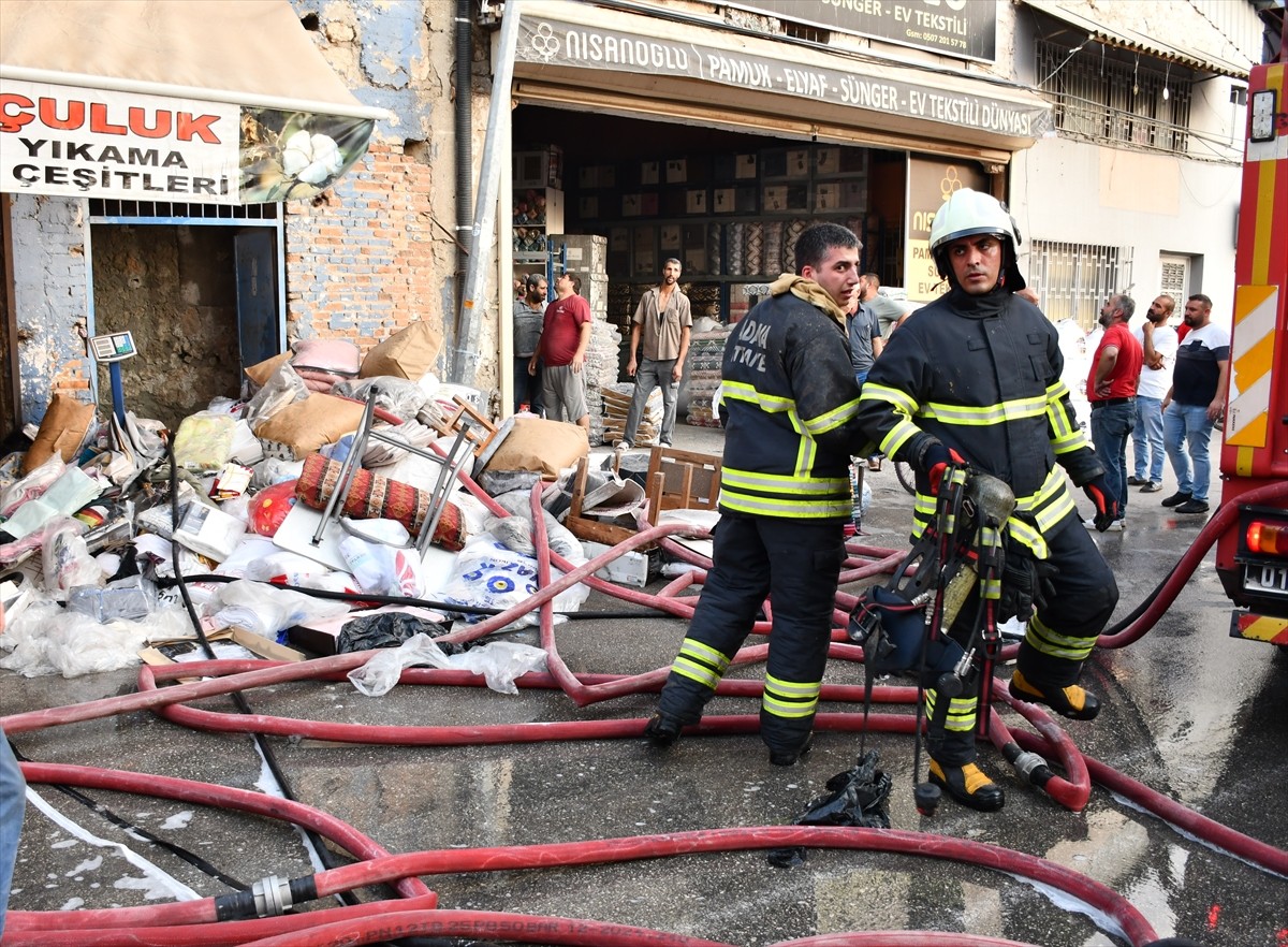 Adana'nın merkez Yüreğir ilçesinde tekstil dükkanında çıkan yangın itfaiye ekiplerinin...