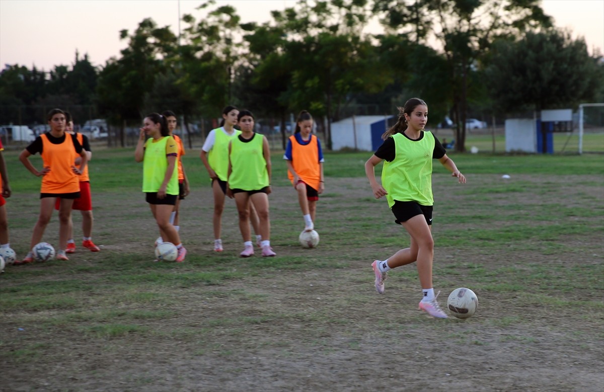 Adana İdmanyurdu Futbol Takımı, TFF Kadınlar 1. Ligi'ndeki grubunu lider tamamlayıp 2023-2024...