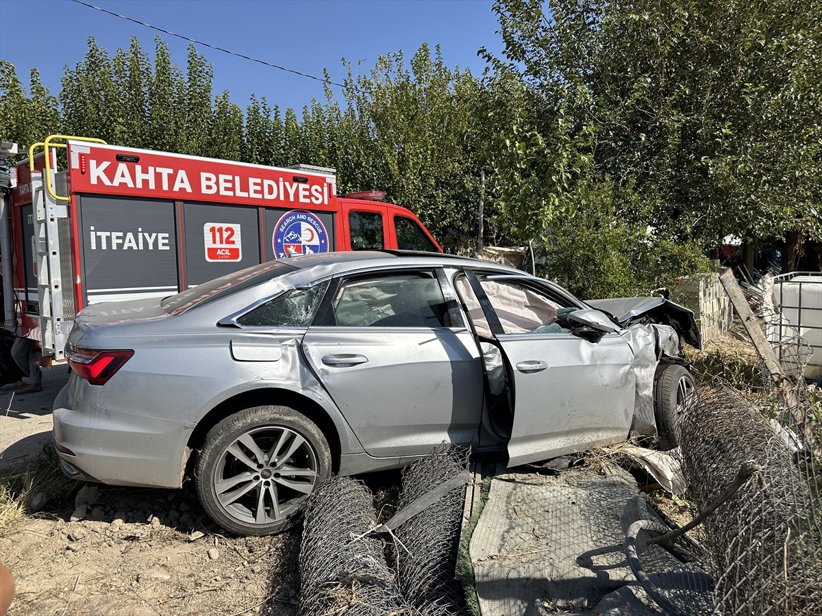 Adıyaman'ın Samsat ilçesinde yaralıları taşıyan ambulans ile otomobilin çarpışması sonucu 3'ü...
