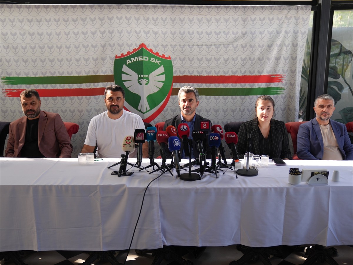 Amed Sportif Faaliyetler Kulübü Başkanı Nahit Eren (ortada), kulübün yönetim kurulu üyeleri ve...