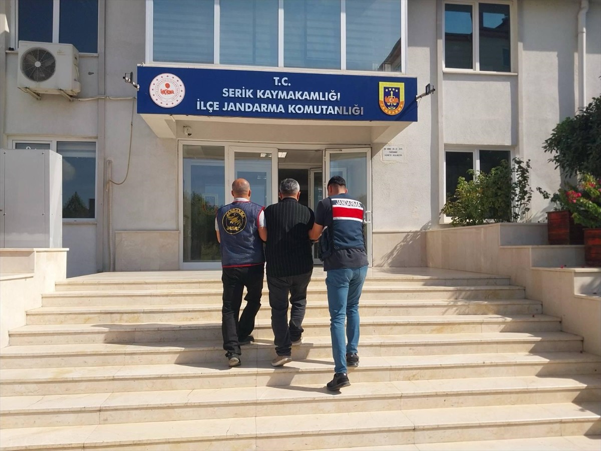 Antalya'nın Serik ilçesinde, 16 farklı suçtan hakkında 48 yıl kesinleşmiş hapis cezası bulunan...