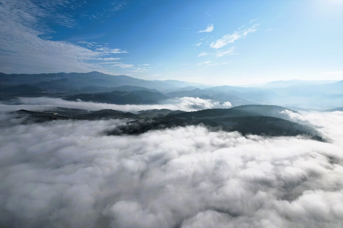 Balıkesir'de etkili olan sis nedeniyle görüş mesafesi düştü. Kentin yüksek kesimlerinde sis...