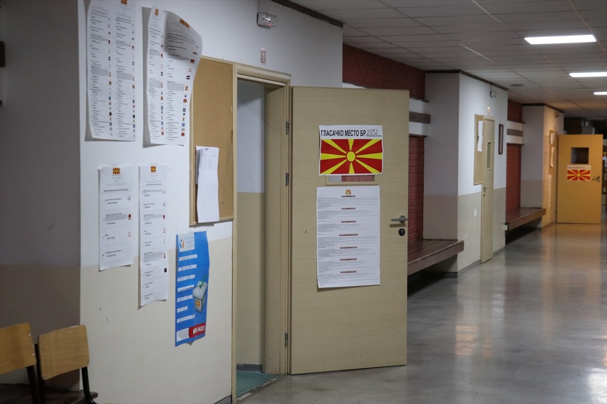 Balkan ülkesi Kuzey Makedonya'da yerel seçim için oy kullanma işlemi başladı. Ülkedeki seçmenler...