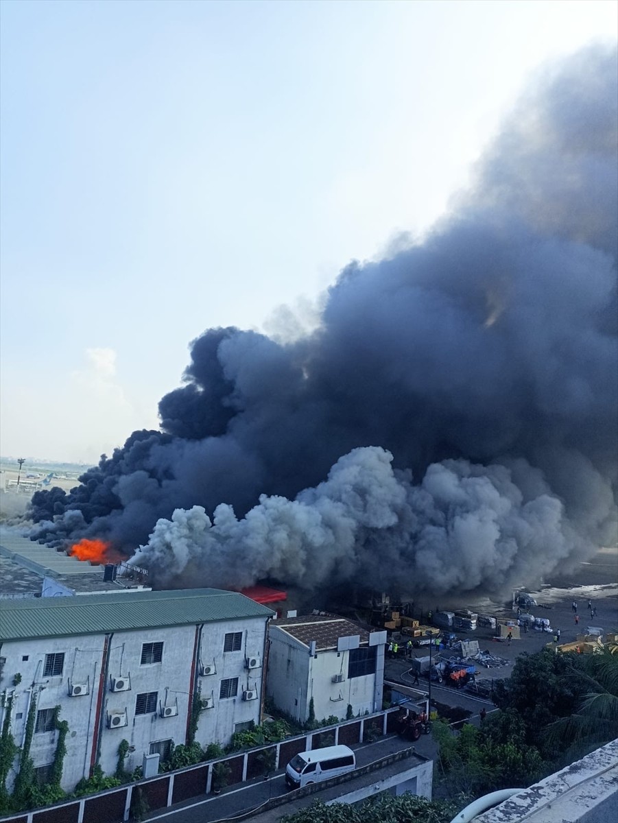 Bangladeş'in başkenti Dakka'daki Hazrat Shahjalal Uluslararası Havalimanı'nın kargo bölümünde...