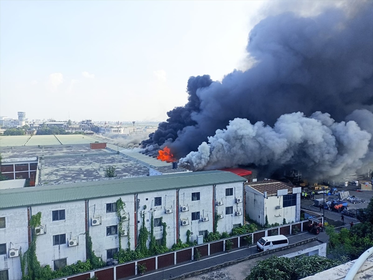 Bangladeş'in başkenti Dakka'daki Hazrat Shahjalal Uluslararası Havalimanı'nın kargo bölümünde...